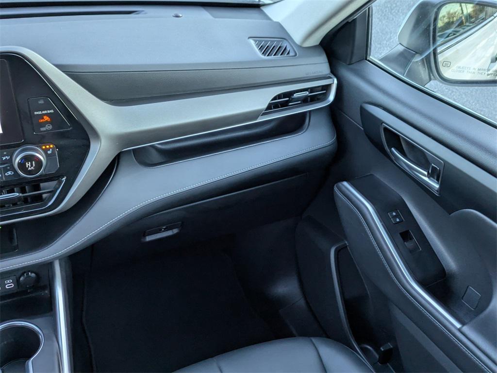 used 2023 Toyota Highlander car, priced at $33,291
