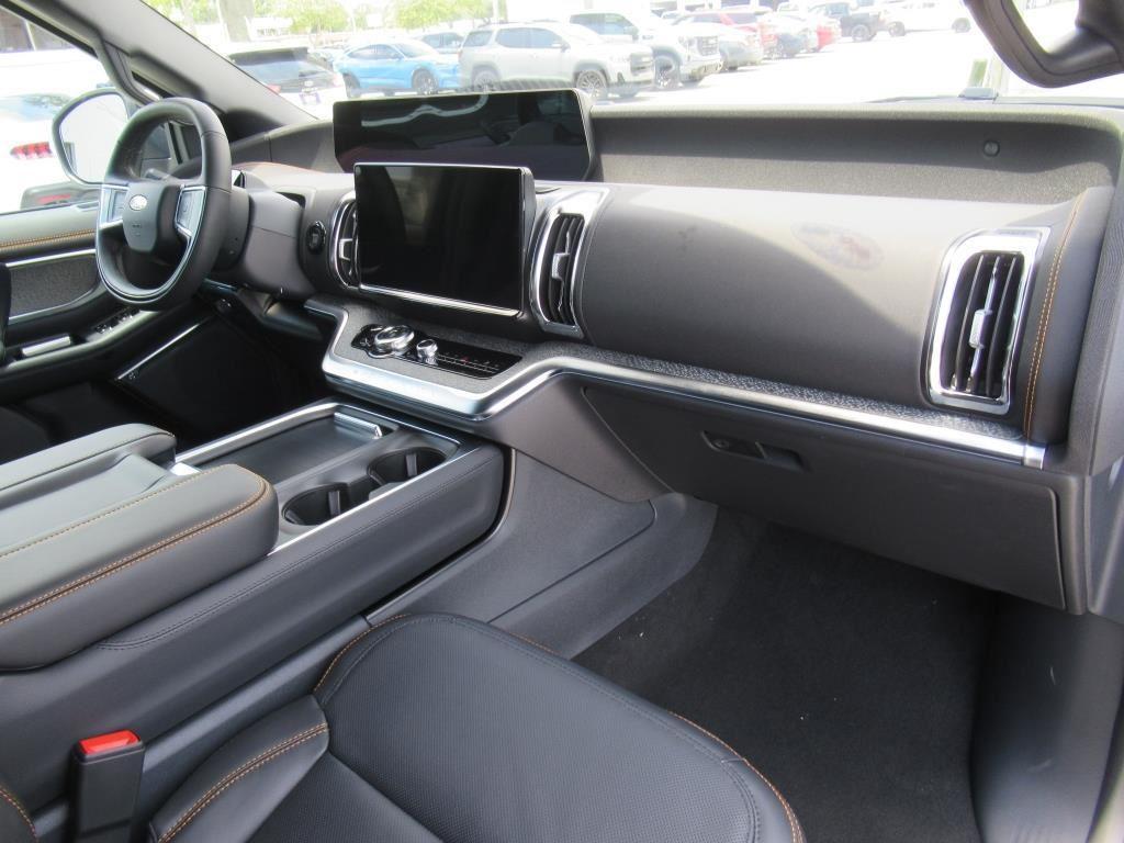 new 2025 Ford Expedition car, priced at $76,317