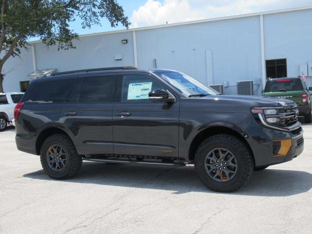 new 2025 Ford Expedition car, priced at $76,317