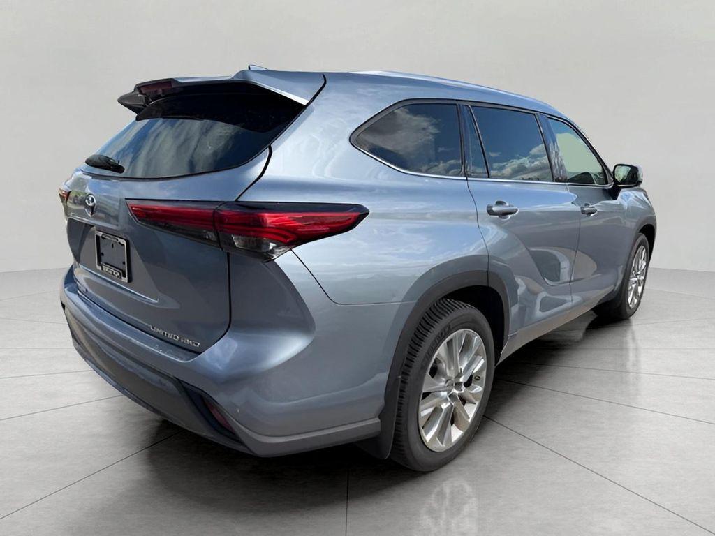 used 2021 Toyota Highlander car, priced at $36,592