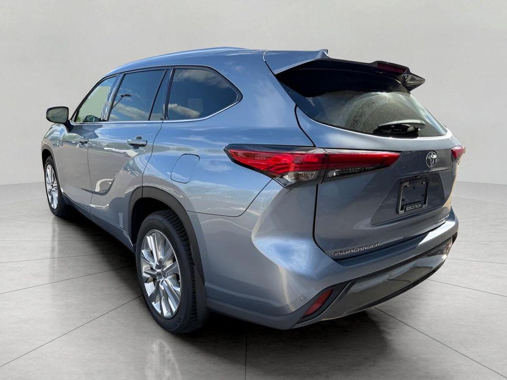 used 2021 Toyota Highlander car, priced at $36,592
