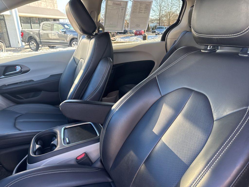 used 2023 Chrysler Pacifica Hybrid car, priced at $22,222