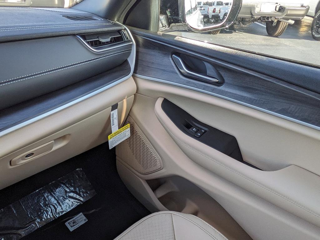 new 2025 Jeep Grand Cherokee car, priced at $41,775