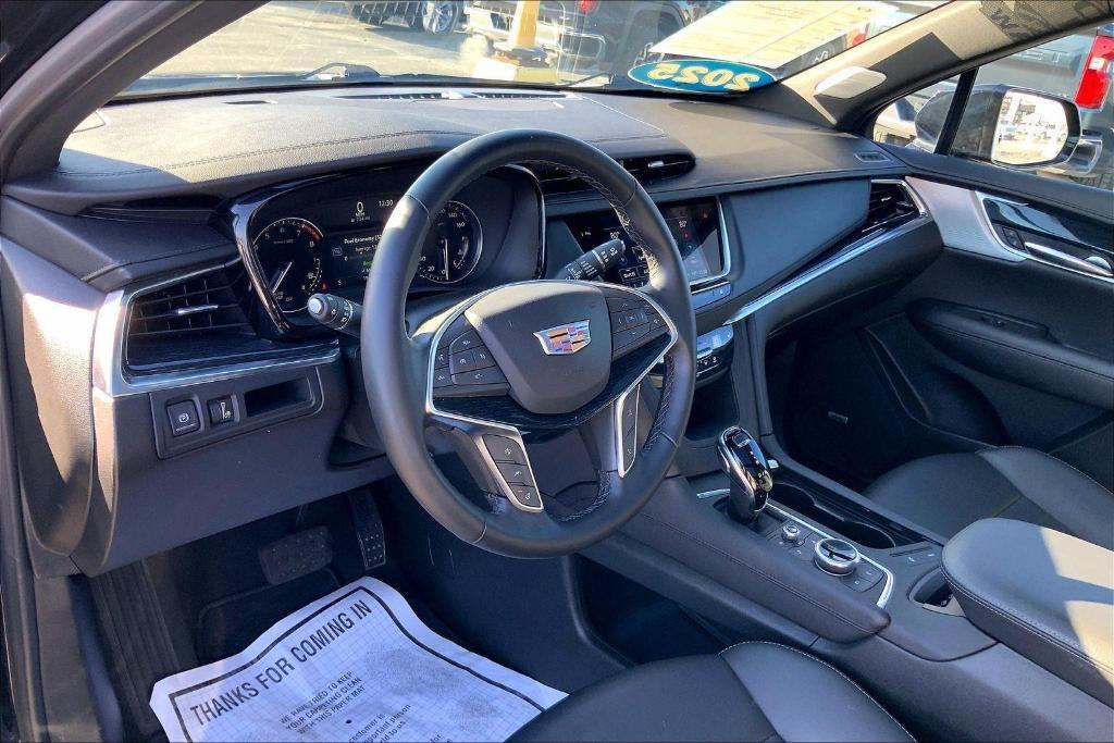 used 2025 Cadillac XT5 car, priced at $37,000
