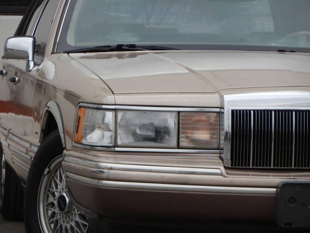 used 1992 Lincoln Town Car car, priced at $6,995