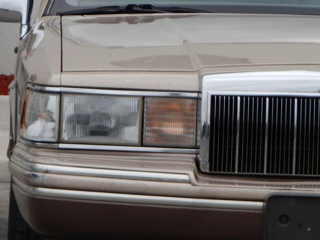 used 1992 Lincoln Town Car car, priced at $6,995