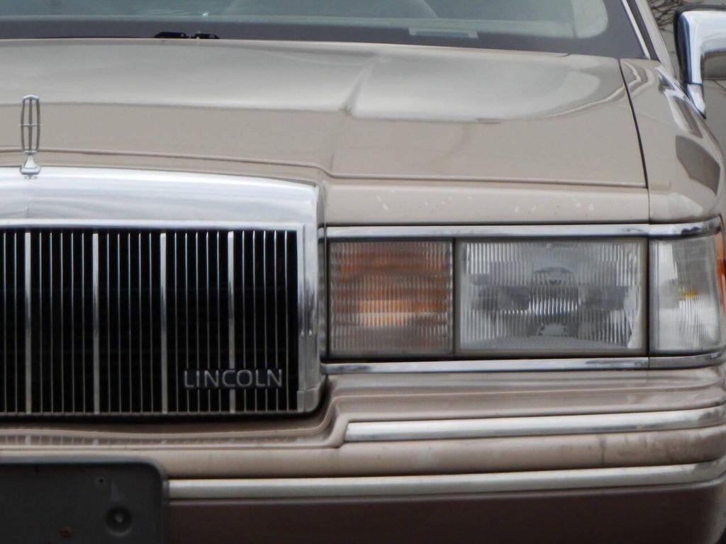 used 1992 Lincoln Town Car car, priced at $6,995
