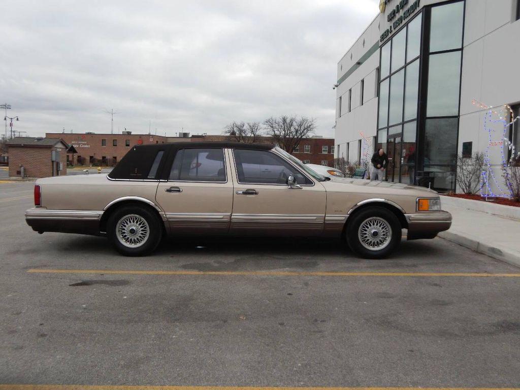 used 1992 Lincoln Town Car car, priced at $6,995