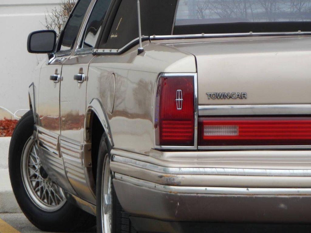 used 1992 Lincoln Town Car car, priced at $6,995