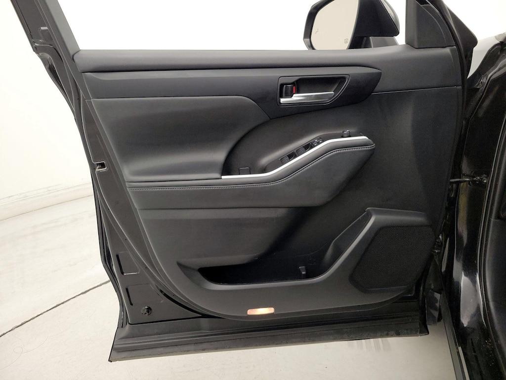 used 2021 Toyota Highlander car, priced at $27,998