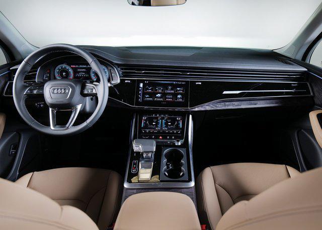 Audi Q7 view 9
