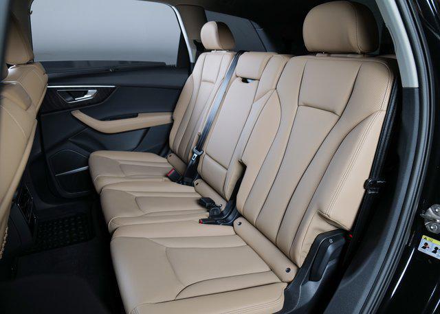 Audi Q7 view 11