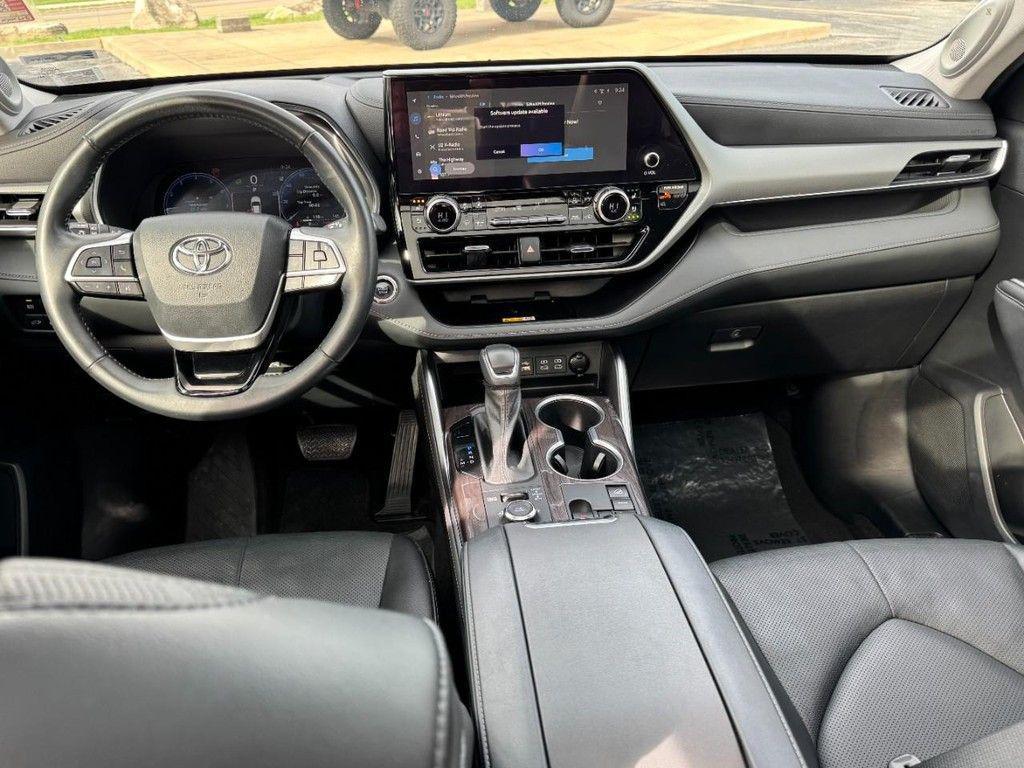 used 2023 Toyota Highlander car, priced at $38,500