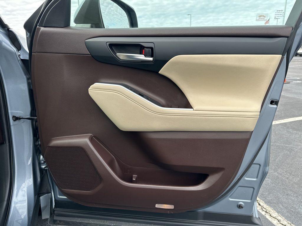 used 2020 Toyota Highlander car, priced at $27,123