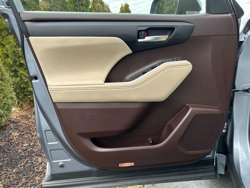 used 2020 Toyota Highlander car, priced at $27,123