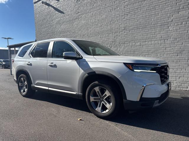 used 2025 Honda Pilot car, priced at $39,990