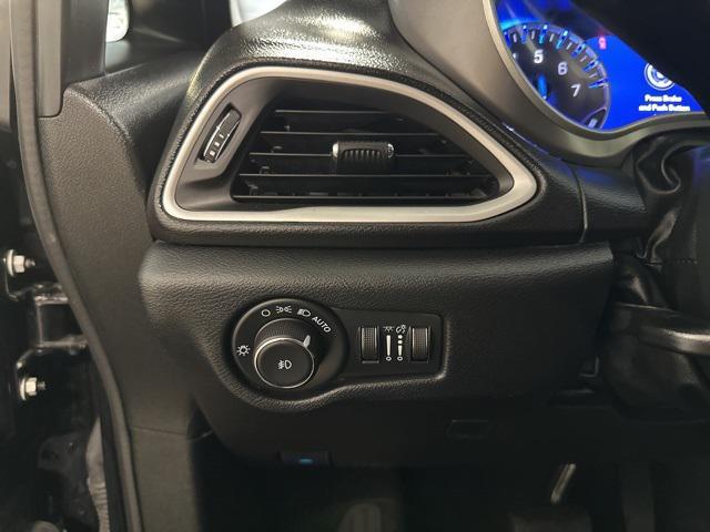 used 2025 Chrysler Pacifica car, priced at $30,998