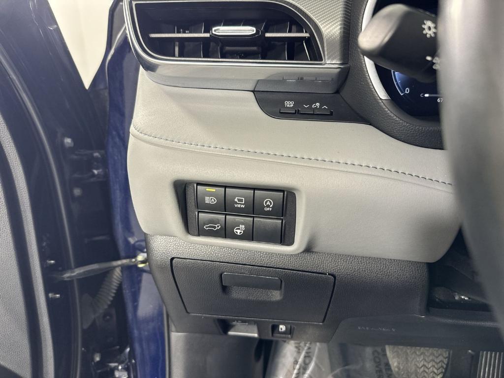 used 2023 Toyota Highlander car, priced at $38,148