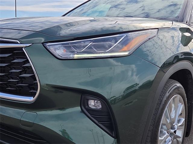 used 2023 Toyota Highlander car, priced at $40,950