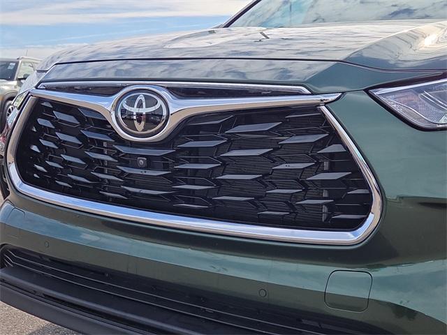 used 2023 Toyota Highlander car, priced at $40,950