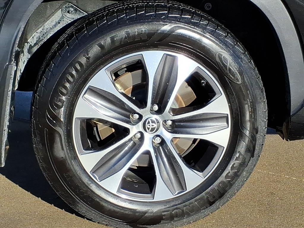 used 2021 Toyota Highlander Hybrid car, priced at $29,999