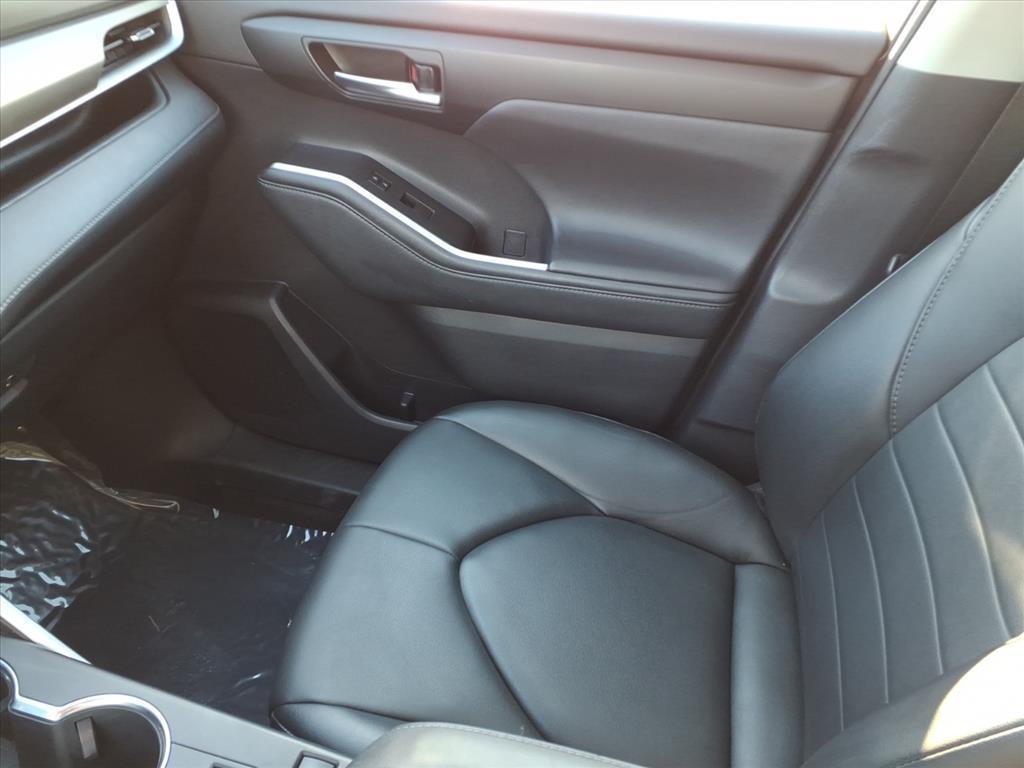 used 2021 Toyota Highlander Hybrid car, priced at $29,999