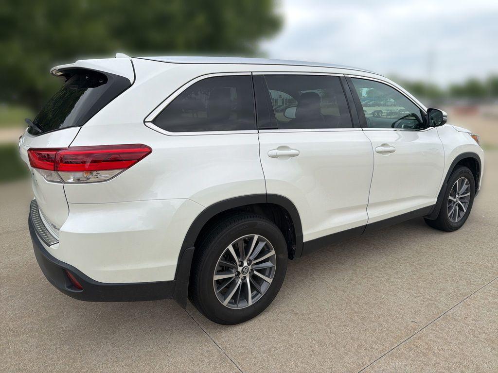 used 2019 Toyota Highlander car, priced at $27,999