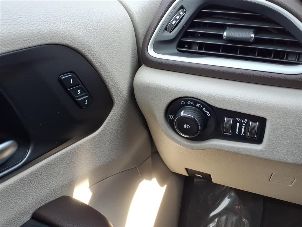 2020 Brilliant Black Crystal Pearlcoat Chrysler Pacifica