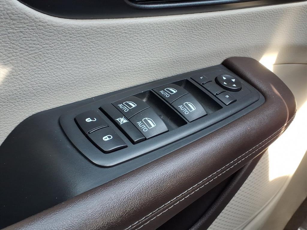 2020 Brilliant Black Crystal Pearlcoat Chrysler Pacifica