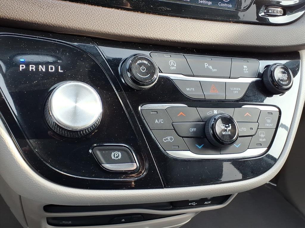 2020 Brilliant Black Crystal Pearlcoat Chrysler Pacifica