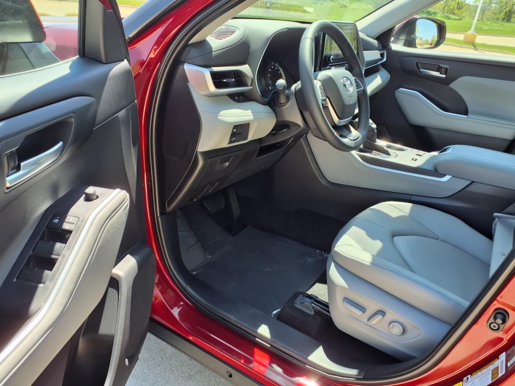 used 2024 Toyota Highlander Hybrid car, priced at $46,999