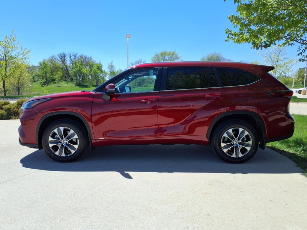used 2024 Toyota Highlander Hybrid car, priced at $46,999