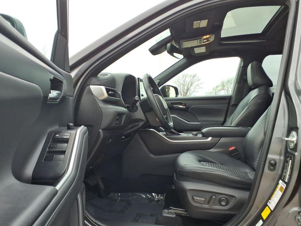 used 2022 Toyota Highlander car, priced at $30,999
