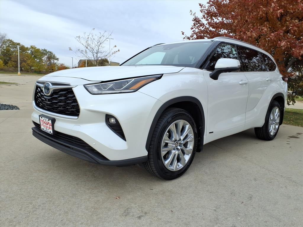 used 2024 Toyota Highlander Hybrid car, priced at $46,999