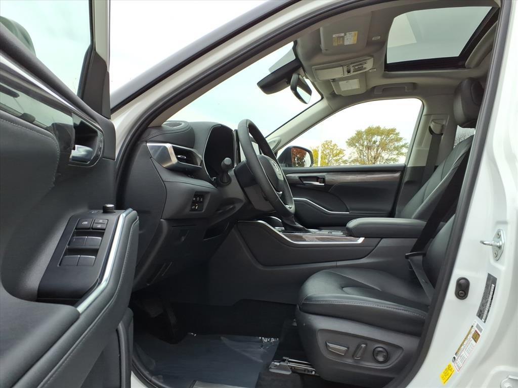 used 2024 Toyota Highlander Hybrid car, priced at $46,999