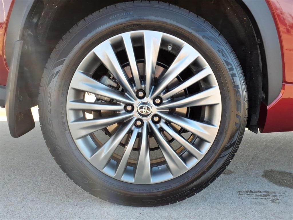 used 2021 Toyota Highlander car, priced at $37,999