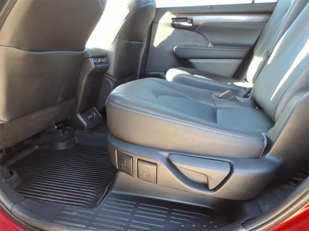 used 2021 Toyota Highlander car, priced at $37,999