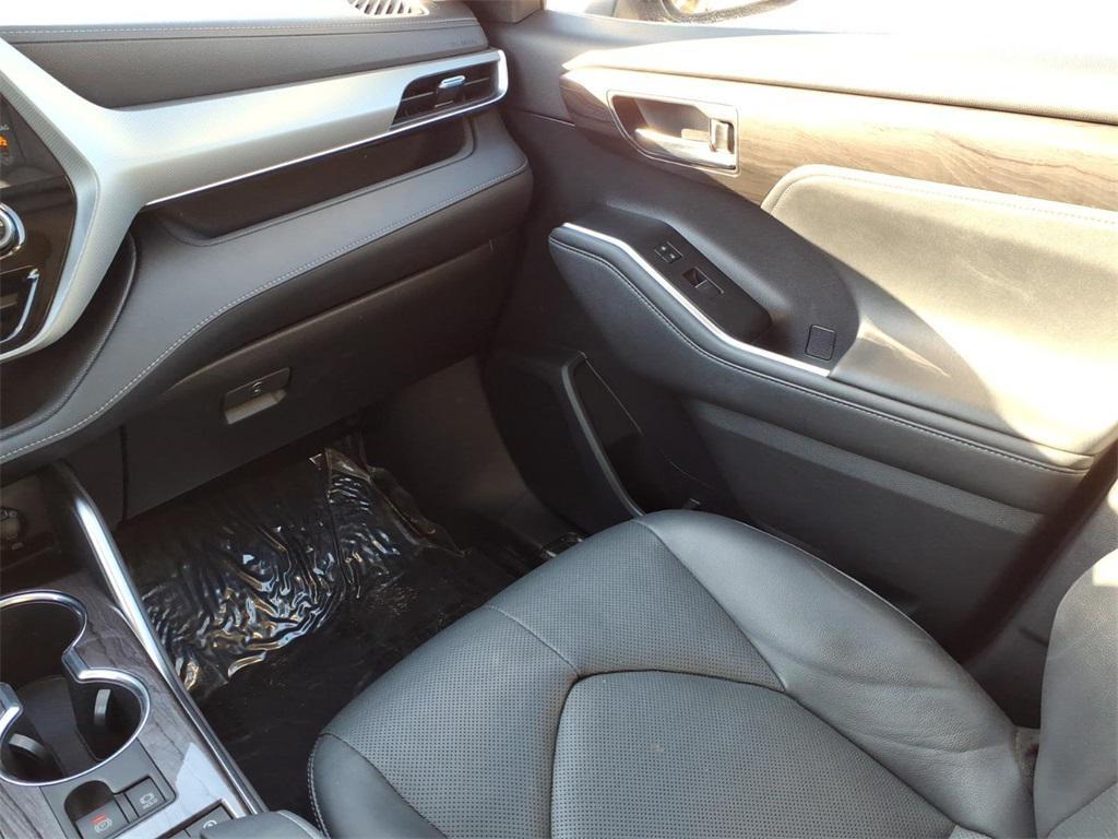 used 2021 Toyota Highlander car, priced at $37,999