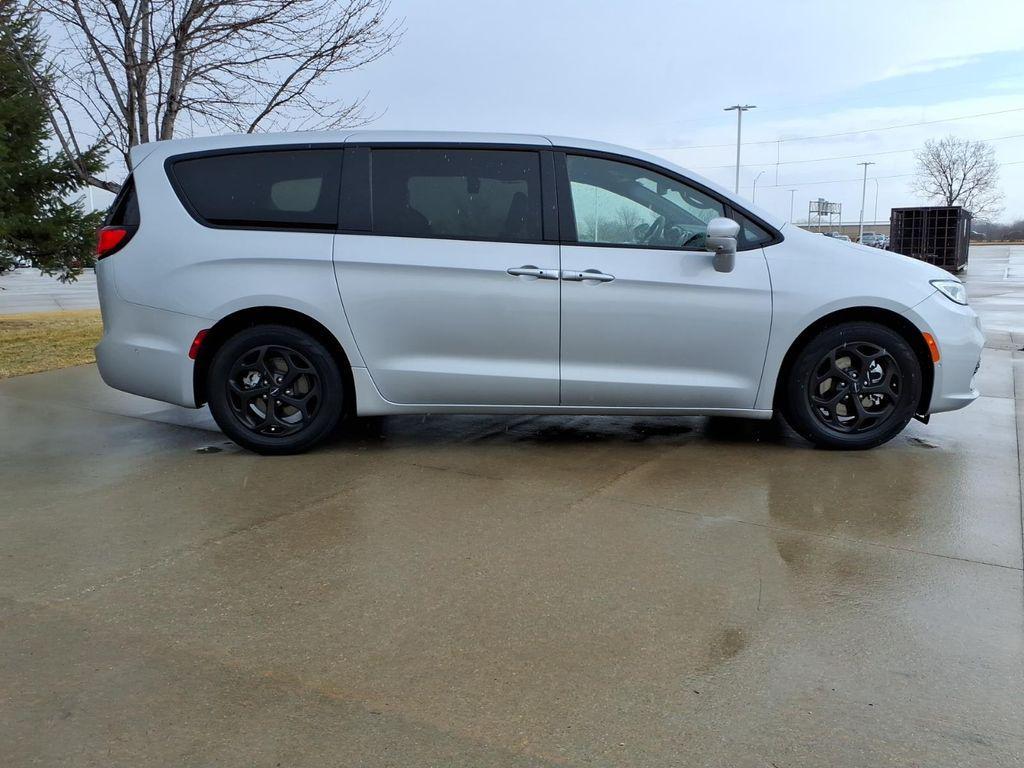 used 2022 Chrysler Pacifica Hybrid car, priced at $30,999