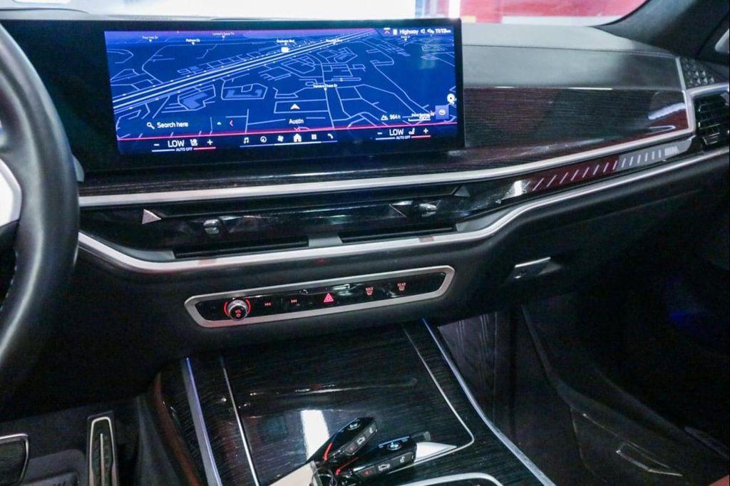BMW X7 view 25