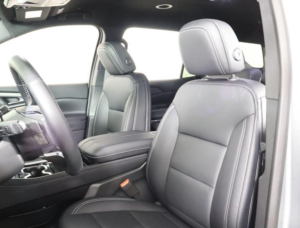 used 2025 Chevrolet Traverse car, priced at $39,997
