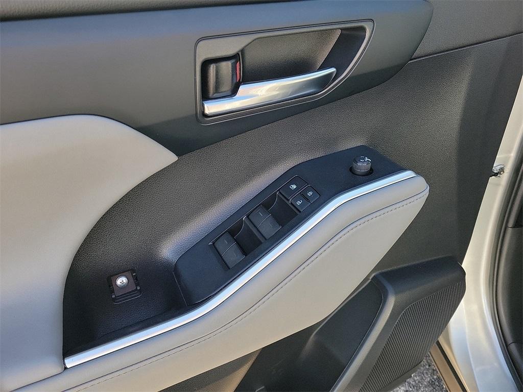 used 2022 Toyota Highlander car, priced at $28,330