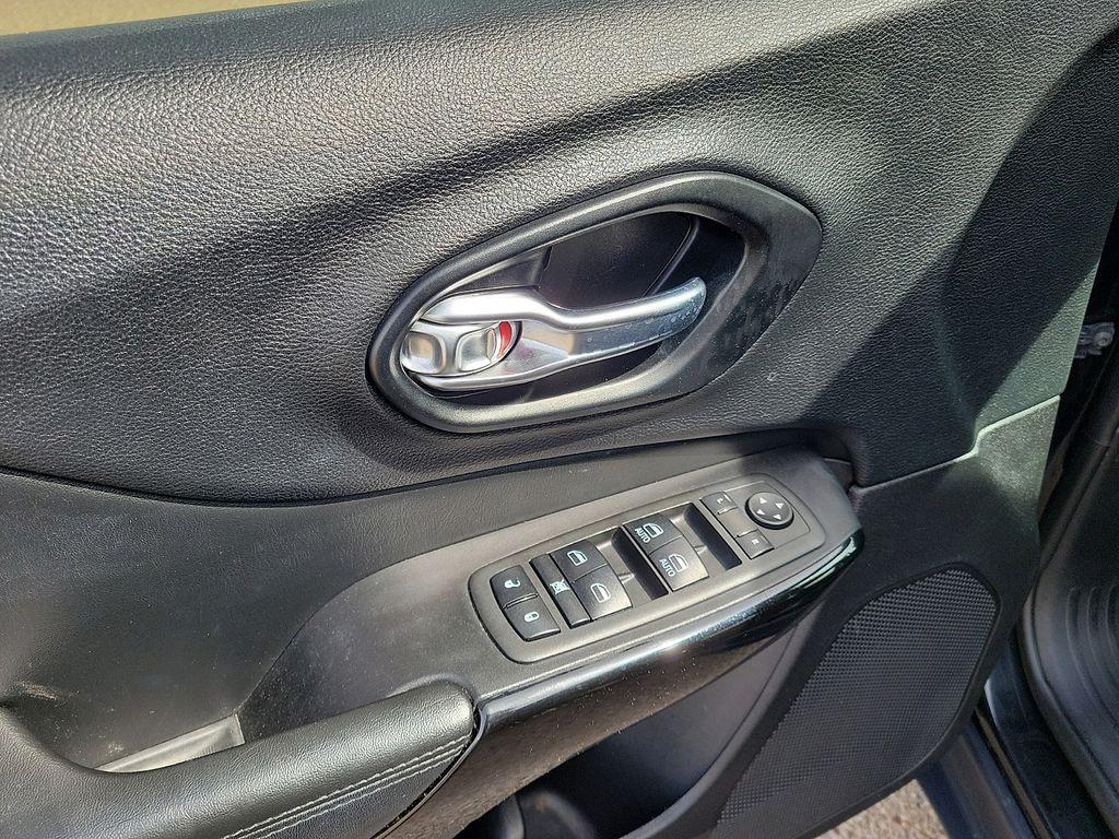used 2021 Jeep Cherokee car, priced at $15,912