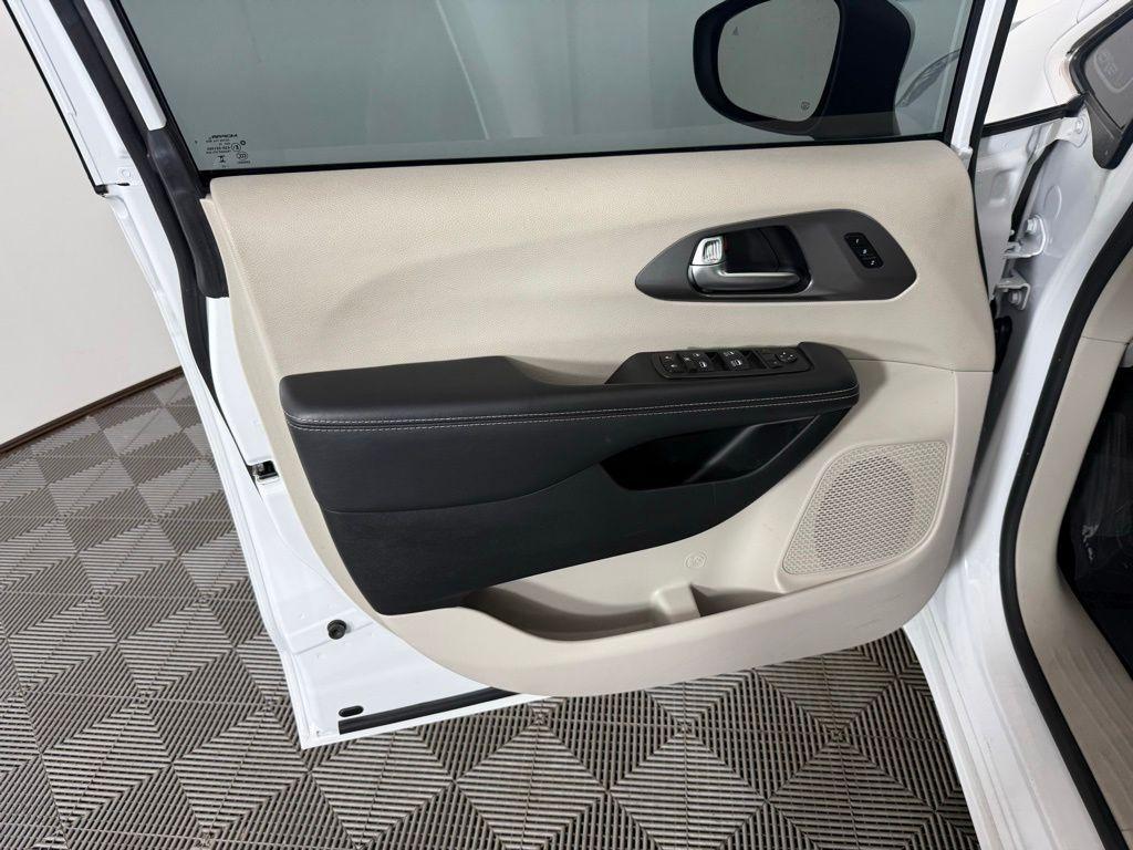 used 2023 Chrysler Pacifica car, priced at $23,777
