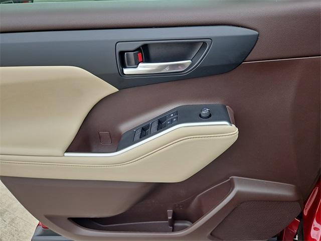 used 2021 Toyota Highlander car, priced at $27,488