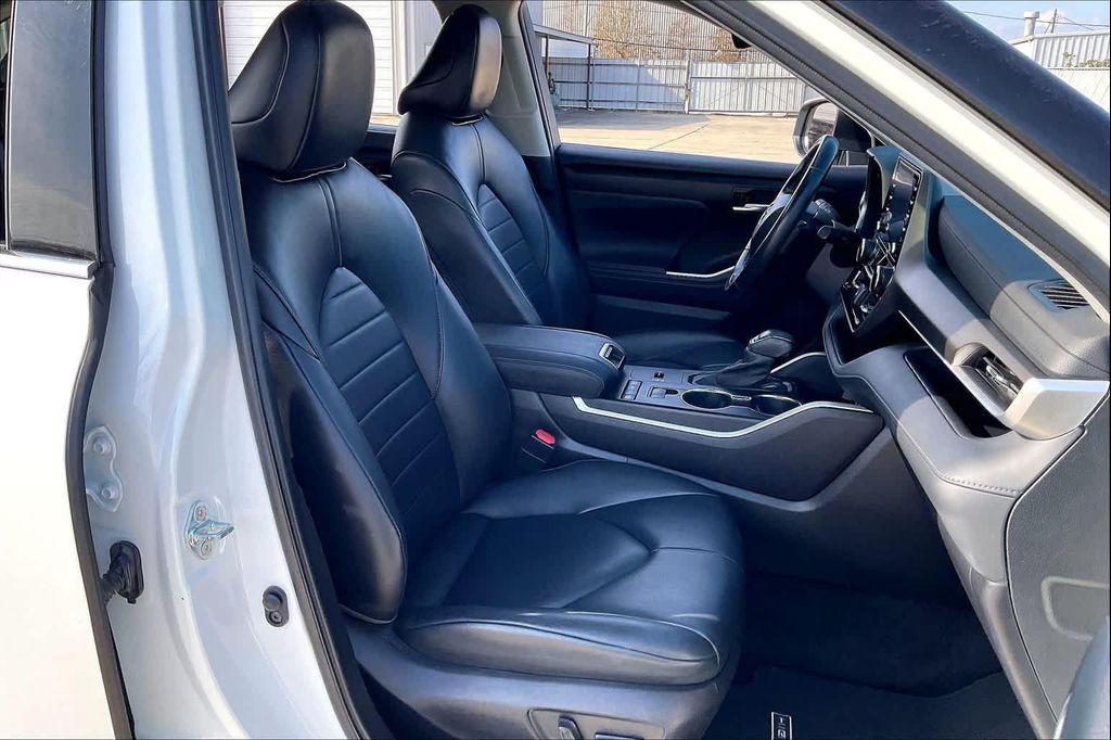 used 2022 Toyota Highlander car, priced at $30,995