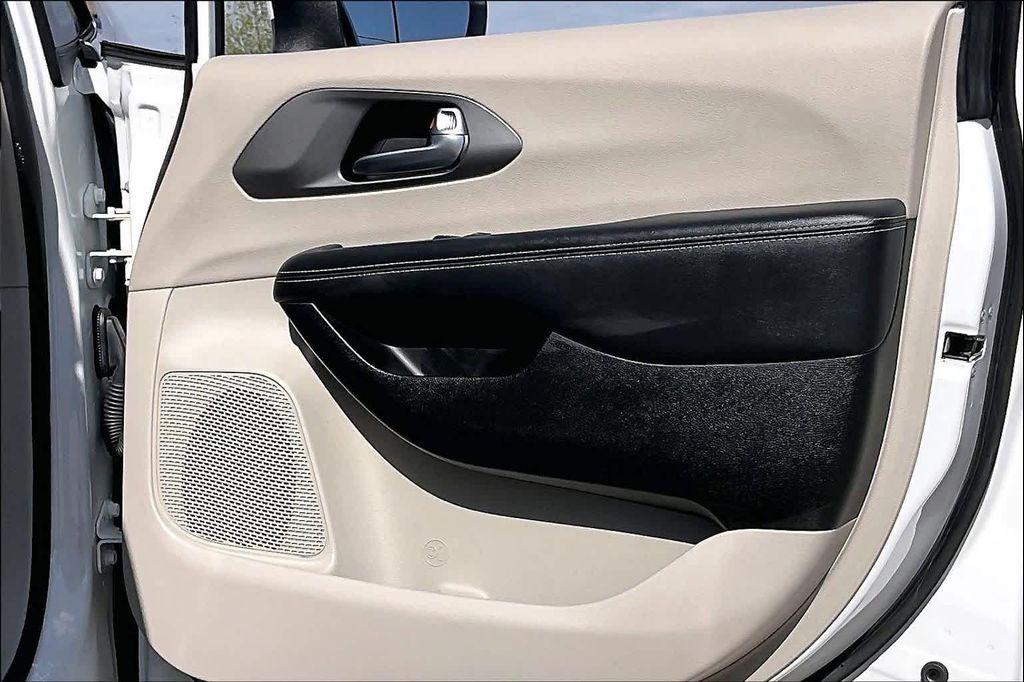 used 2023 Chrysler Pacifica Hybrid car, priced at $22,331