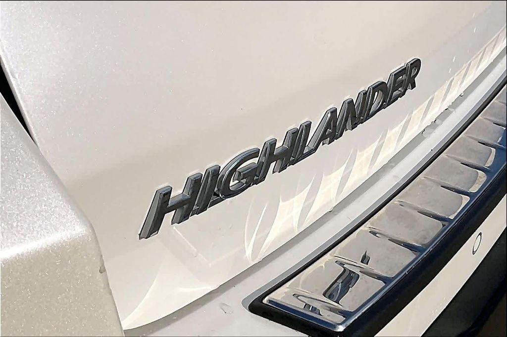 used 2018 Toyota Highlander Hybrid car, priced at $24,895