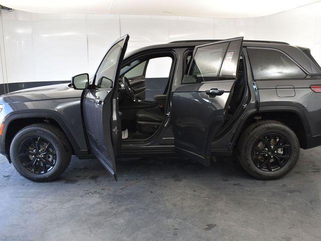 new 2026 Jeep Grand Cherokee car, priced at $42,945