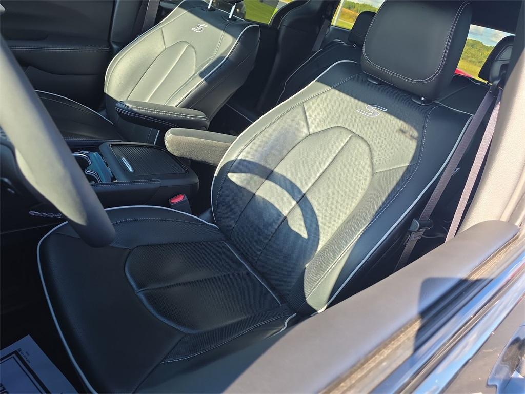 used 2024 Chrysler Pacifica car, priced at $41,588